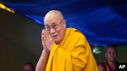 Arhiva - Tibetanski duhovni vođa Dalaj Lama pozdravlja hodočasnike nakon što je stigao kako bi održao religijski govor u Tibetanskoj školi za decu u Darmsali, Indija.