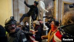 Pristalice predsednka Donalda Trampa u zgradi američkog Kongresa 