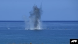 美菲两国海军陆战队在吕宋岛西北拉瓦格举行针对假想“入侵”军队的实弹演习。（2024年5月6日）