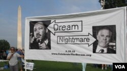 Salah seorang penentang rapat akbar "Pemulihan Kehormatan" membawa spanduk Martin Luther King, Jr. dan melecehkan koordinator rapat akbar, penyiar Glenn Beck.