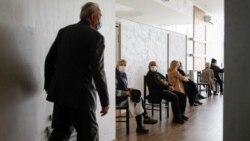 ARHIVA - Građani Crne Gore čekaju da prime vakcinu protiv Kovida 19 (Foto: Rojters/Stevo Vasiljevic)