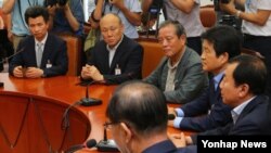 개성공단 정상화촉구 비상대책위원회 대표들이 5일 한국 국회에서 열린 간담회에서 황우여 새누리당 대표의 발언을 듣고 있다.