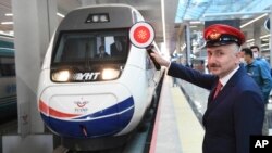 Menteri Transportasi Turki, Adil Karaismailoglu berpose saat sebuah kereta diberangkatkan dari stasiun kereta api Ankara, menuju ke Istanbul, Turki, Kamis, 28 Mei 2020. (Transportation Ministry via AP )