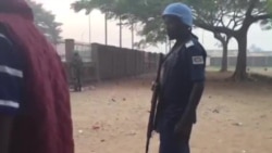 Fouilles à Bangui avant l'entrée dans les bureaux de vote