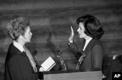 دایان فاینستاین هنگام ادای سوگند برای تصدی سمت شهردار سانفرانسیسکو. ۱۸ دی ۱۳۵۸