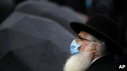 Seorang rabi diserang seorang perempuan bersenjatakan pisau di Wina, Austria. (Photo: AP)