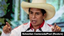 Kandidat sosialis Peru Pedro Castillo memberi isyarat saat dia berbicara selama debat terakhir dengan lawannya, kandidat sayap kanan Keiko Fujimori menjelang pemilihan putaran kedua 6 Juni, di Arequipa, Peru, 30 Mei 2021. (Foto: Reuters/Sebastian Castaneda )