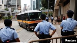 រថយន្ត​របស់​ពន្ធនាគារ​​មក​ដល់​តុលាការ​កំពូល​ហុងកុង​ កាល​ពី​ថ្ងៃ​ទី​២៣ ខែ​មិថុនា ឆ្នាំ​២០២១ ក្នុង​ថ្ងៃ​ទី​១​នៃ​សវនាការ​​​​លោក Tong Ying-kit ដែល​ក្លាយជា​ជនជាប់ចោទ​ដំបូងគេ​ដែល​ត្រូវ​បាន​កាត់ទោស​ក្រោម​ច្បាប់​សន្តិសុខជាតិ​។​