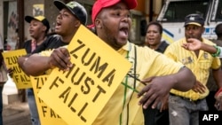 Para pendukung partai ANC melakukan demonstrasi di Johannesburg, menuntut agar Jacob Zuma mundur dari jabatan Presiden (5/2). 