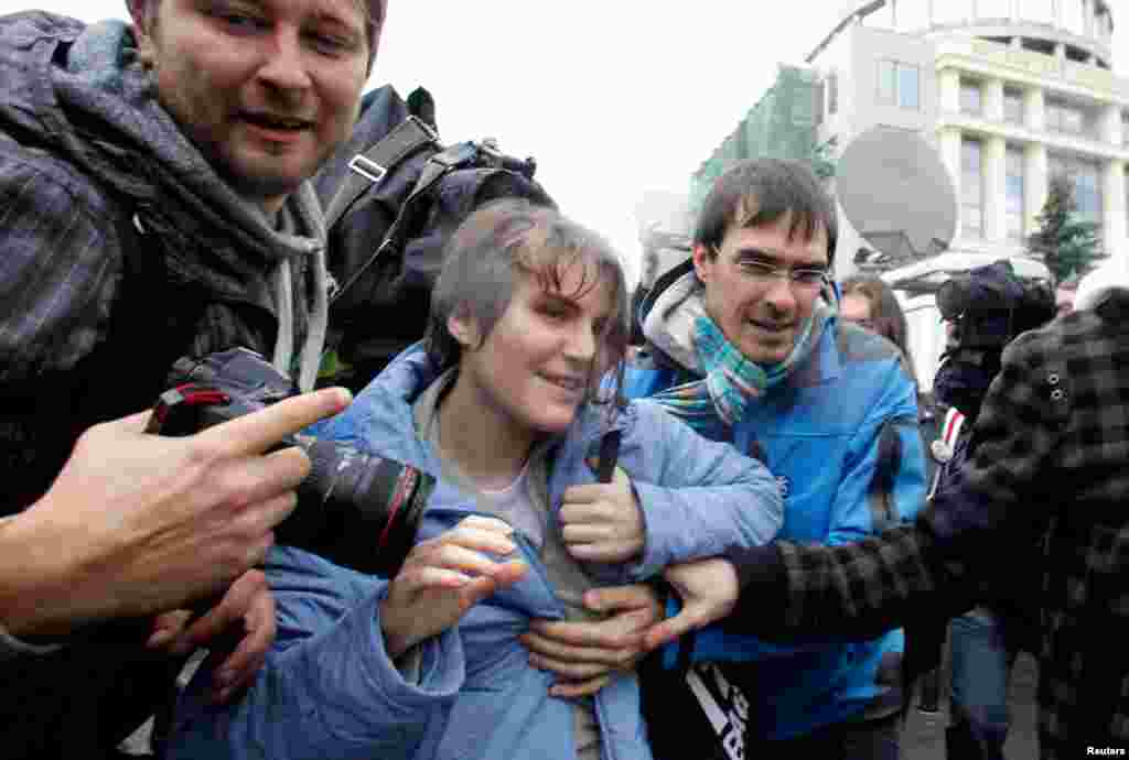 Yekaterina Samutsevich setelah dibebaskan dari ruangan sidang di Moscow (10/10).