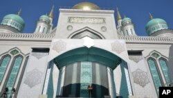 Presiden Rusia Vladimir Putin memberikan pidato pada peresmian masjid Moskow yang baru, Rabu (23/9).