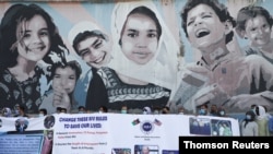 انجمن «هیچکس نباید جا بماند» می گوید سیصد نفر از مترجمان افغانستانی ارتش آمریکا در افغانستان کشته شده‌اند. 