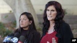 Cindy Lee Garcia (kanan) salah seorang artis dalam film anti-Islam bersama pengacaranya, menggelar konferensi pers sebelum mengajukan tuntutan di pengadilan Los Angeles, California (20/9).
