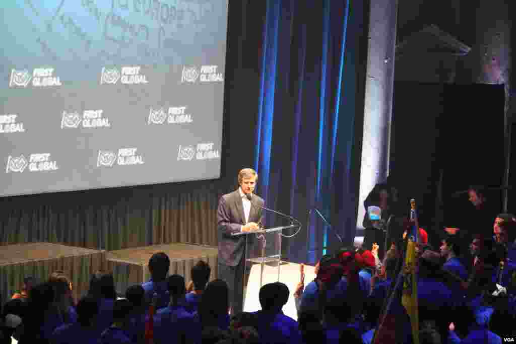 ថ្លែង​នៅ​ក្នុង​ពិធី​បើក​កម្មវិធី​ប្រកួត​ការ​បញ្ជា​មនុស្ស​យន្ត​លំដាប់​ពិភពលោក​​នៅ​​សាល​សម្តែង​សិល្បៈ​ DAR Constitution Hall​ ក្នុង​រដ្ឋធានី Washington កាល​ពី​ថ្ងៃ​ទី​១៦ ​ខែ​កក្កដា ឆ្នាំ​២០១៧។ (ណឹម សុភ័ក្រ្តបញ្ញា/VOA)