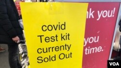 미국 워싱턴 D.C. 시내 약국에 지난 24일 신종 코로나바이러스 감염증 검사 키트 매진 안내문이 게시돼있다.