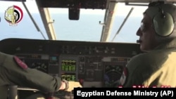 图为一支埃及飞机搜寻队伍在地中海搜寻失踪的埃及航空804航班。 