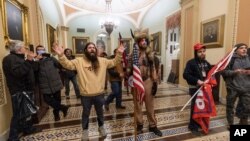Kapitoliy binosiga bostirib kirgan Tramp tarafdorlari. 6-yanvar, 2021, Vashington shahri. 