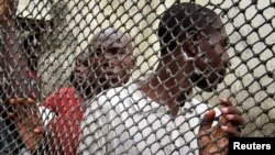 Des prisonniers font la queue à l'intérieur de la prison centrale de Douala, le 8 mars 2006.