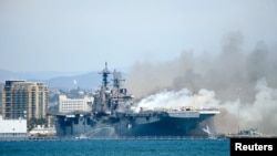 Kapal-kapal Kepolisian Pelabuhan San Diego berjuang memadamkan api di USS Bonhomme Richard di Pangkalan TNI Angkatan Laut di San Diego, 12 Juli 2020.