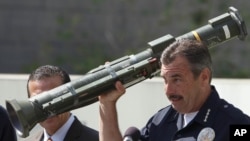 Šef losandjeleske policije Čarli Bek pokazuje ručni bacač preuzet za vreme otkupa oružja.