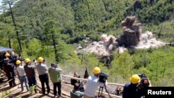 지난 2018년 5월 북한이 풍계리 핵실험장 갱도 입구와 부속 시설 등을 폭파하면서 외국 기자들에게 현장을 공개했다.