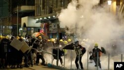 រូបឯកសារ៖ បាតុករប៉ះទង្គិចគ្នាជាមួយប៉ូលិសបង្រ្កាបបាតុកម្មនៅកោះហុងកុង កាលពីថ្ងៃទី២១ ខែកក្កដា ឆ្នាំ២០១៩។ 