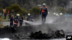 Pompiers travaillent sur le site du crash de l'hélicoptère dans le district Buyukcekmece d'Istanbul, le 10 mars 2017.