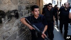 지난 8월 터키 경찰이 남동부 디야르바키르 시에서 쿠르드노동자당(PKK)의 폭탄 테러 위협에 대응해 작전을 펼치고 있다.