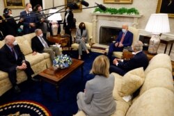조 바이든 미국 대통령이 백악관 오벌 오피스 집무실에서 상원 의원들과 사회기반시설 확충 계획에 관해 논의했다.