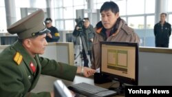 지난 1월 개성공단 전자출입체계(RFID) 시스템이 본격적인 시범 가동에 들어간 가운데, 북측 출입사무소의 직원이 전자시스템을 이용해 개성공단 출입 심사를 하고 있다. (자료사진)