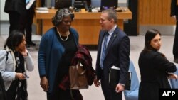 Амбасадорката на САД во ОН Линда Томас-Гринфилд разговара со израелскиот амбасадор во ОН Гилад Ердан, по предлогот на Советот за безбедност на ОН за прекин на огнот во Газа, на 22 март 2024 година