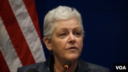 Individuos sostienen un cartel durante una protesta solicitando mayor representación de la mujer en la política en el parlamento de Tbilisi, la capital de Georgia.