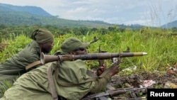 Wanajeshi wa Jeshi la Jamhuri ya Kidemokrasia ya Congo (FARDC) wakichukua nafasi zao katika mapigano karibu na mpaka wa Congo na Rwanda, nje ya Goma katika mkoa wa Kivu Kaskazini wa Jamhuri ya Kidemokrasia ya Congo, Mei 28, 2022