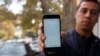 Tehran sakini telefonunda sosial media şəbəkələri ilə bağlantının olmadığını nümayiş etdirir, 17 noyabr, 2019.