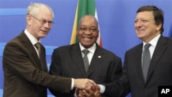 Shugaban Afirka ta Kudu Jacob Zuma, a tsakiya, yake hanu da manyan jami'an tarayyar turai.