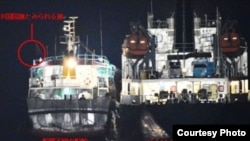 지난 2018년 8월 동중국해 공해상에서 북한 선박 '남산8'호(오른쪽)와 국적 미상의 선박 사이에 불법 환적이 이뤄지는 것으로 의심되는 사진을 일본 정부가 공개했다. 사진 제공: 일본 방위성.