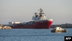 Migran di atas kapal penyelamat Ocean Viking yang dioperasikan oleh kelompok amal SOS Mediterranee, tiba di pelabuhan Porto Empedocle, pulau Sisilia, 6 Juli 2020. (Foto: dok).