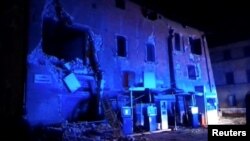 Gedung yang rusak di Visso, Italia, akibat gempa (26/10). 