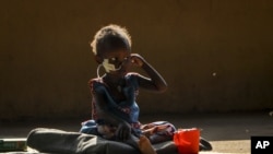 រូបឯកសារ៖ កុមារ Akon Morro ដែល​ខ្វះជីវជាតិ​នៅ​មន្ទីរពេទ្យ​កុមារ​ Al Sabah ប្រទេស​ស៊ូដង់​ខាងត្បូង​កាលពី​ថ្ងៃទី៣ ខែធ្នូ ឆ្នាំ២០២០។ (AP)