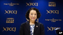 Ketua Konfederasi Serikat Buruh Jepang (Rengo), Tomoko Yoshino, dalam konferensi pers di Tokyo, Jepang, 22 Oktober 2021. (AP/Eugene Hoshiko)