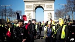 Para pengunjuk rasa rompi kuning berkumpul di Arc de Triomphe di Paris, Perancis, 23 Februari 2019.