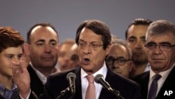Le président chypriote Nicos Anastasiades, au centre, lors de son investiture, le 4 février 2018.