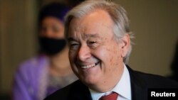 Kalaka mokonzi ya ONU Antonio Guterres smiles na masolo na bapanzi sango na New York City, New York, U.S., 18 June 2021.