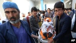 បុរស​ម្នាក់​ដែល​ត្រូវ​របួស​​ក្នុង​ការ​វាយប្រហារ​ដ៏ប្រល័យ​មួយ​លើ​ហ្វូង​បាតុករ​អំបូរ Hazaras ក្នុង​ក្រុង​កាប៊ុល ប្រទេស​អាហ្វហ្គានីស្ថាន​ កាល​ពី​ថ្ងៃសៅរ៍ ទី​២៣ ខែ​កក្កដា។