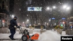 Radnik čisti sneg na Tajms Skveru, 31. januara 2021.