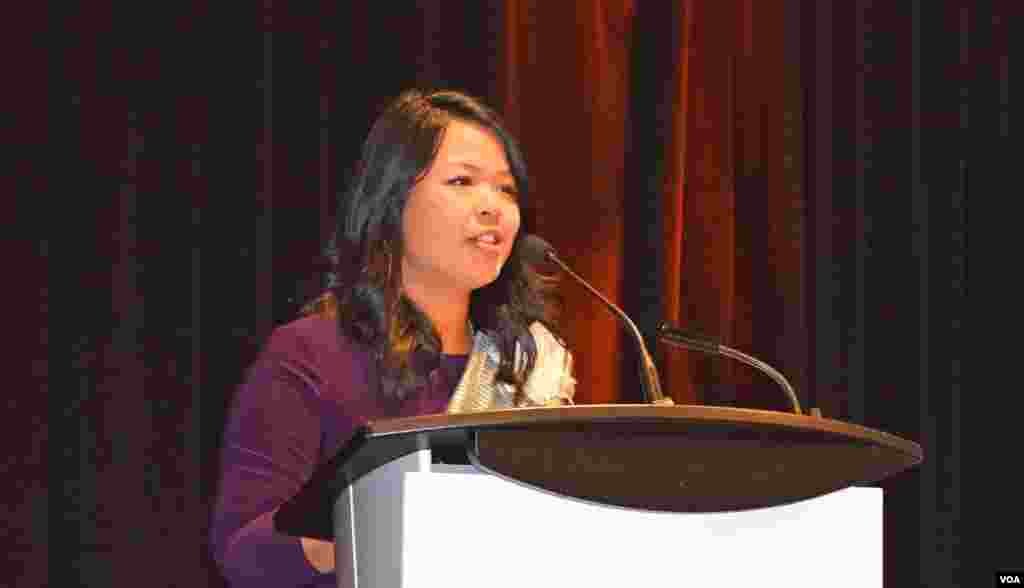 អ្នកស្រី Catherina Nou ប្រធាន​ក្រុមប្រឹក្សាភិបាល​នៃ​អង្គការ SEARAC ថ្លែង​សុន្ទរកថា​បើក​កម្មវិធី​ប្រគល់​រង្វាន់​ដល់​បុគ្គល​និង​អង្គការ​ឆ្នើម នៅ​សណ្ឋាគារ Renaissance ក្នុង​រដ្ឋធានី វ៉ាស៊ីនតោន កាល​ពី​ថ្ងៃ​ទី​១៣ ខែ​តុលា ឆ្នាំ​២០១៧។ (ហុង ចិន្តា/VOA)