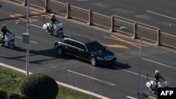 북한 김정은 국무위원장이 중국을 방문한 가운데, 8일 김 위원장을 태운 것으로 보이는 벤츠 승용차가 중국 공안의 호위를 받으면서 베이징에서 이동 중이다.