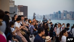 រូបឯកសារ៖ ទេស​ចរ​កំពុង​មើល​ទេសភាព​នៅ​កំពង់​ផែ​ Victoria ក្នុង​ទីក្រុង​ហុង​កុង​ ក្នុង​ថ្ងៃ​ឈប់​សម្រាក «សប្ដាហ៍​មាស»។