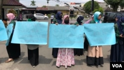 Mahasiswi Universitas Sumatera Utara (USU) saat melakukan unjuk rasa melawan tindak pelecehan seksual di kampus, Jumat (21/6). (VOA/Anugrah Andriansyah)
