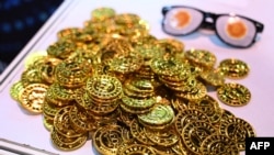 ILUSTRASI - Foto bitcoin di konsensus, acara utama Coindesk dan platform data untuk ekonomi kripto global, di Pusat Konvensi dan Pameran di Hong Kong, 19 Februari 2025.